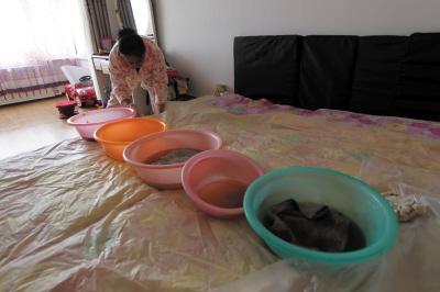 得荣楼上漏水，住户失联，小区没物管，业主维权难！律师来支招……